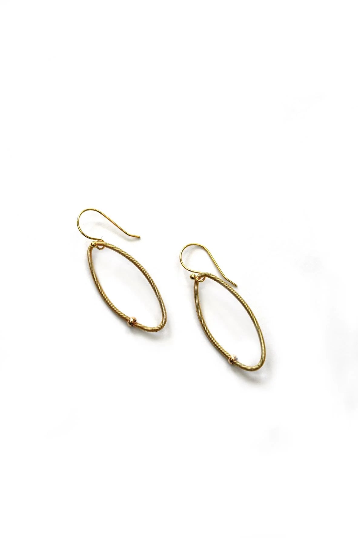 SEA LILY OVAL SHAPED GOLD WIRE EARRING