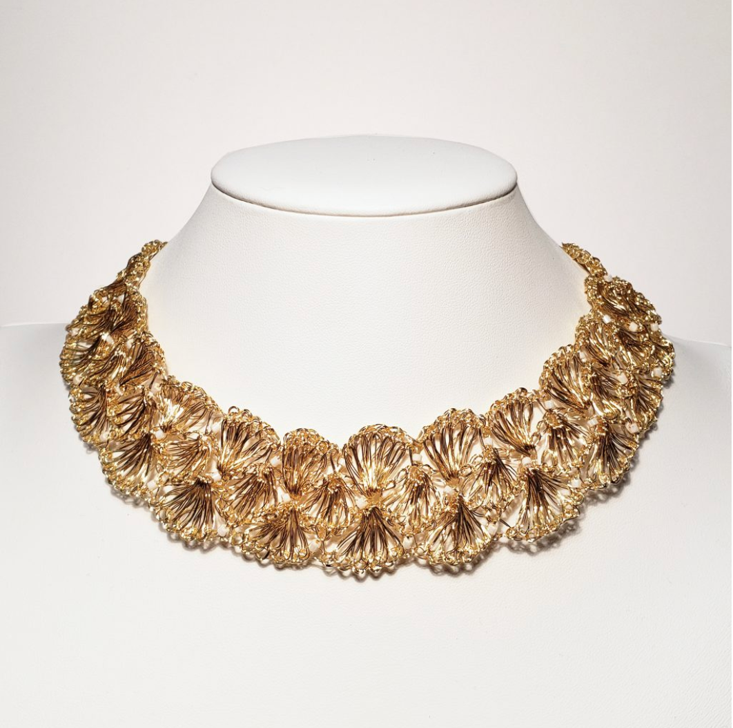 LAVISH SHELLS NECKLACE